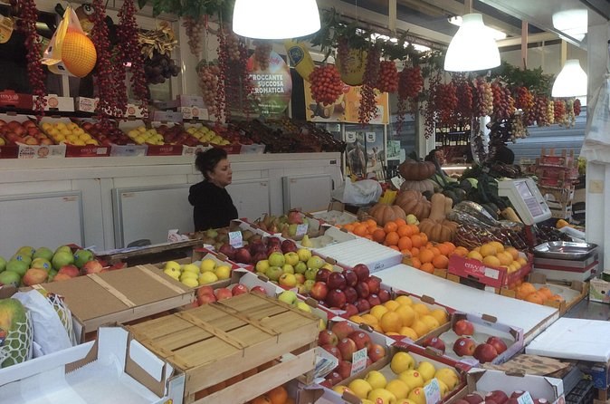 A fruit and vegetable stall under the roof of a covered Roman market